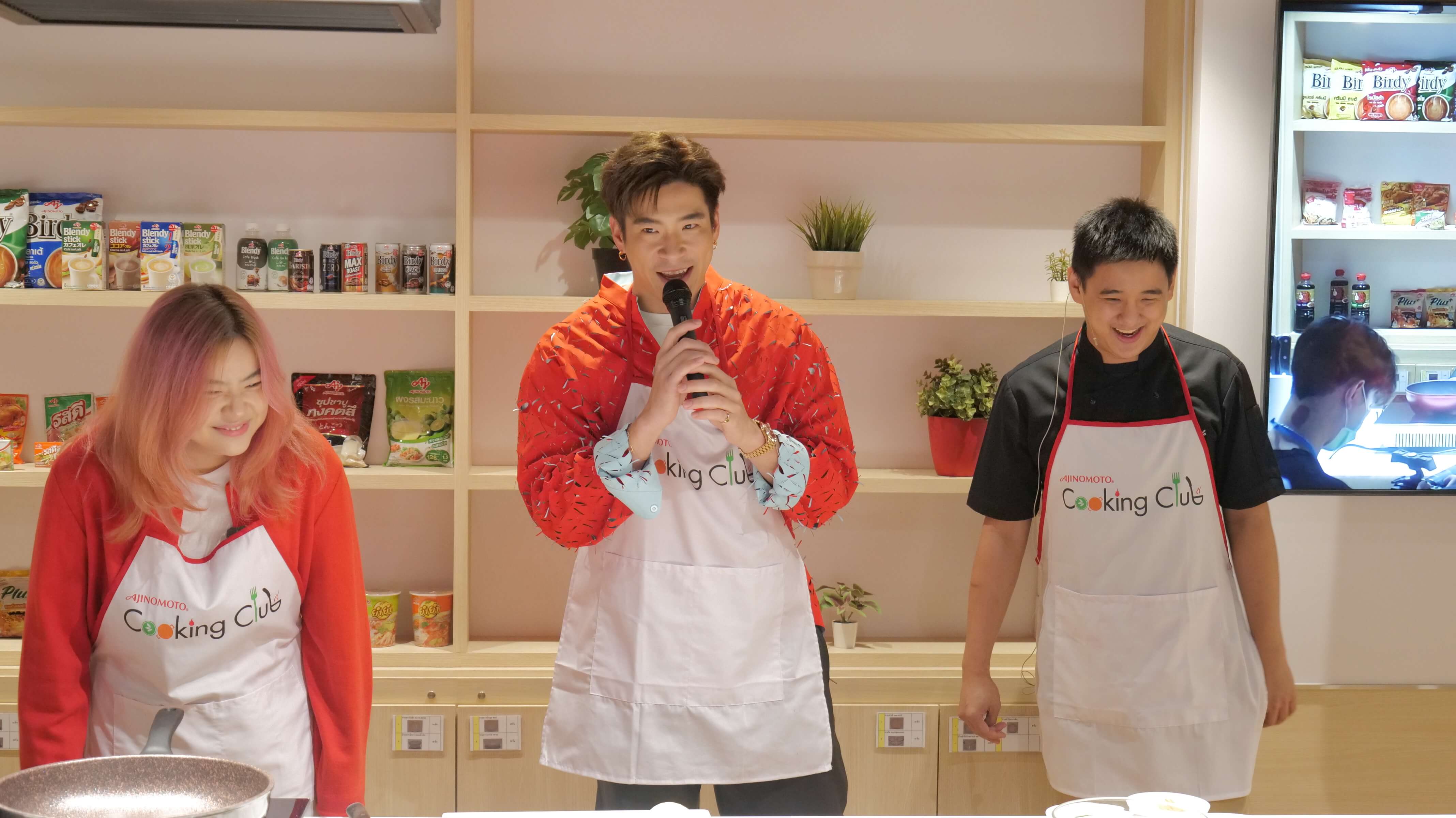 "อาเล็ก ธีรเดช" มาเยือน "อายิโนะโมะโต๊ะ" ชวนน้องๆ ทำเมนูอูมามิตามสไตล์ “อาหารของอาเล็ก”