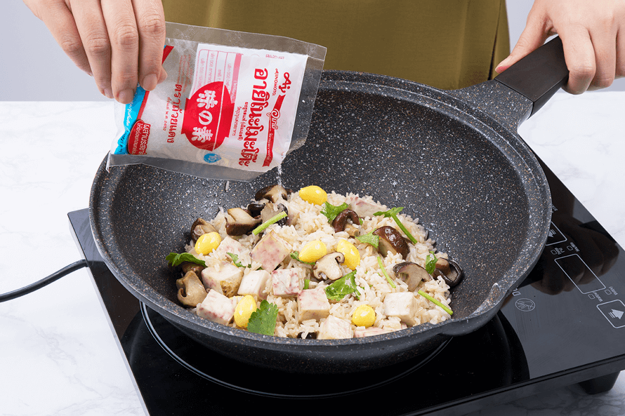 ข้าวอบเผือกเจสามารถปรุงรสความอร่อยได้ด้วยผงอายิโนะโมะโต๊ะ